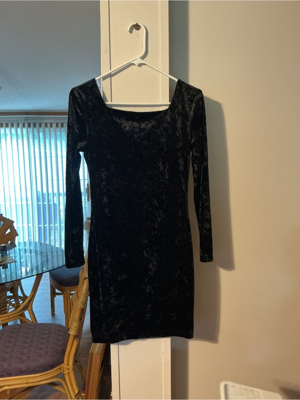 Women's Black Velvet Long-Sleeve Bodycon Dress